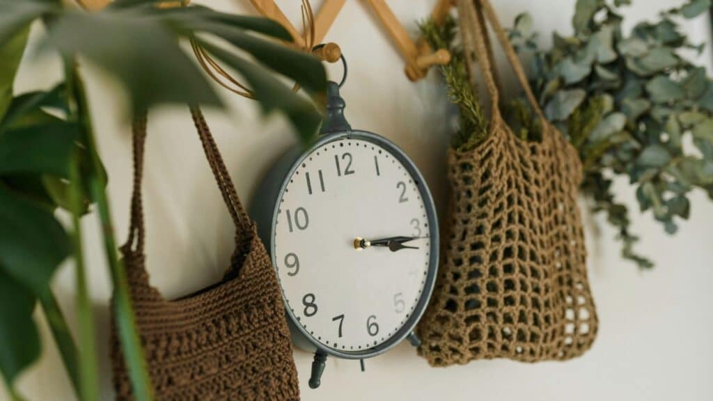 Vastu Tips: Beware of Hanging Clocks in This Direction – It Could Ruin Your Home’s Energy! Vastu tips clock placement in house